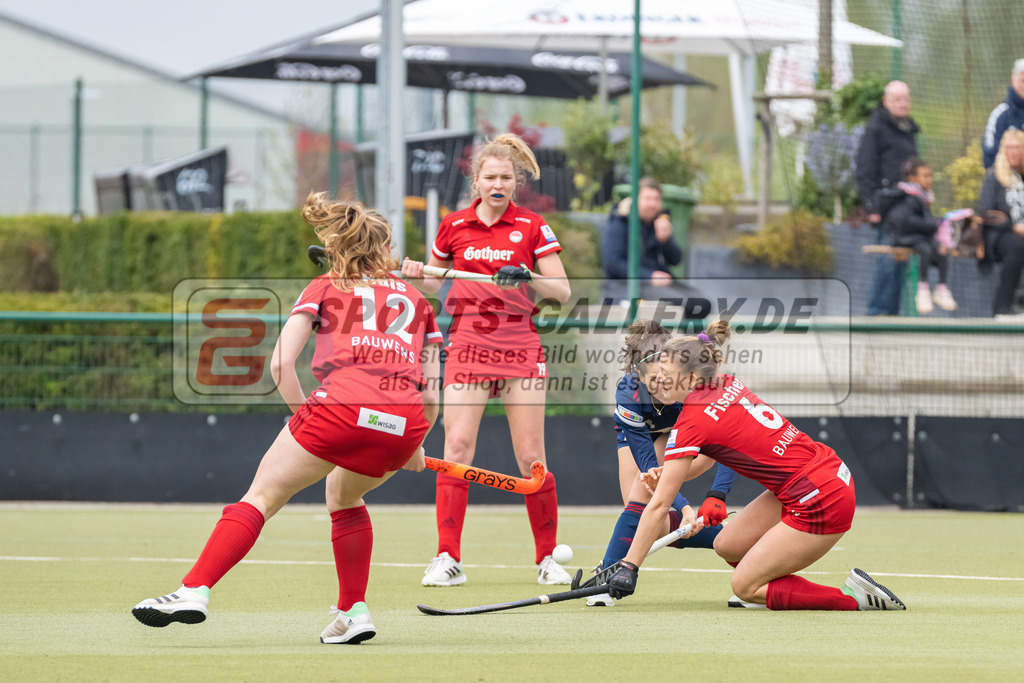 HK_20230416_106973 | 1. Bundesliga Damen Düsseldorfer HC - Rot-Weiss Köln am 16.4.2023 DHC Düsseldorf, Düsseldorf , Clara Ycart ( Düsseldorfer HC #10 ) , Jule Fischer ( Rot-Weiss Köln #6 ) , Katharina Hüls ( Rot-Weiss Köln #12 )