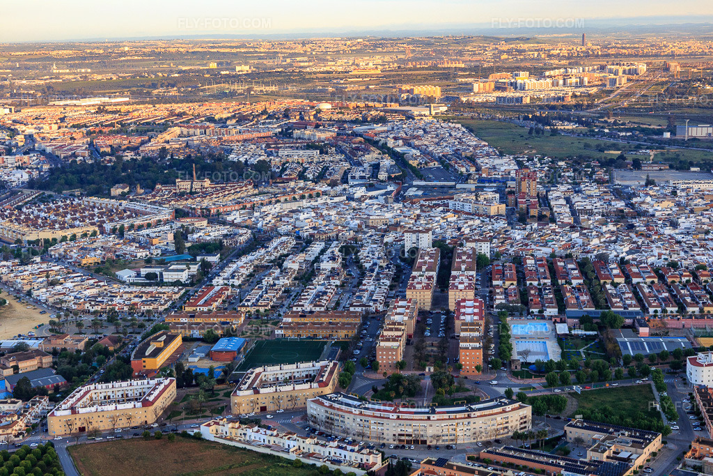 Aerial view: District behind the roundabout behind C. Parroco Valeriano in Dos Hermanas in the state Seville, Spain. – Photo: IMG_145657.jpg taken on 04/22/2025 by Werner Riehm/FLY-FOTO.com – Resolution of the original: 5472 x 3648 px