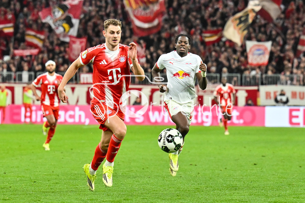 FC Bayern München - RB Leipzig | MUNICH, GERMANY - 11. FEBRUARY: IM DUELL Josip STANISIC (FC Bayern Munich 44) UND Castello LUKEBA (RB Leipzig 23) während dem Spiel zwischen dem FC Bayern München und RB Leipzig beim Viertelfinale des DFB-Pokales in der Allianz Arena