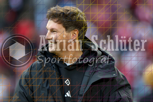1. FC Köln vs Hamburger SV - 1. Bundesliga  | Köln, Deutschland, 02.11.25:   Trainer Merlin Polzin (Hamburger SV) lächelt, lacht waehrend des Spiels der Bundesliga zwischen  1. FC Köln vs Hamburger SV in der RheinEnergieStadion(Foto von Brauer-Fotoagentur / Adrian Schlueter)