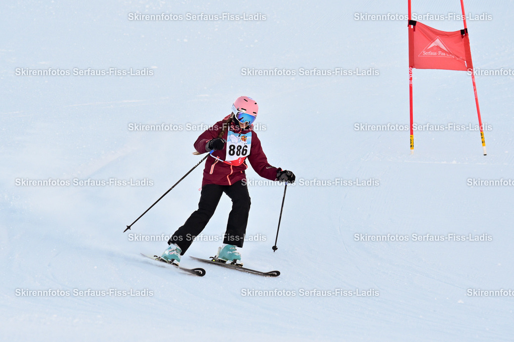 SRF_25.12.2025_0264 | Skirennfotos,Serfaus,Fiss,Ladis,Kinderskirennen,Winter,Tirol,Oberland,skirace,SFL,feelfree,weil wir's genießen,ski,Ski,skifahren,Sonnenplateau, - Realisiert mit Pictrs.com