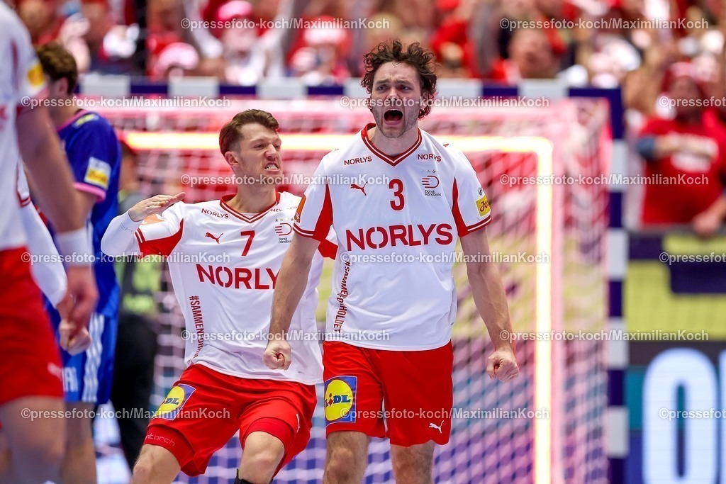 EHF22012603231 | 22.01.2026, Handball, Men's EHF EURO 2026, Frankreich - Dänemark, Jyske Bank Boxen in Herning, Dänemark, Main Round:  Niclas Vest Kirkelokke (Denmark #03) jubelnd nach dem Tor neben  Emil Jakobsen (Denmark #07) 