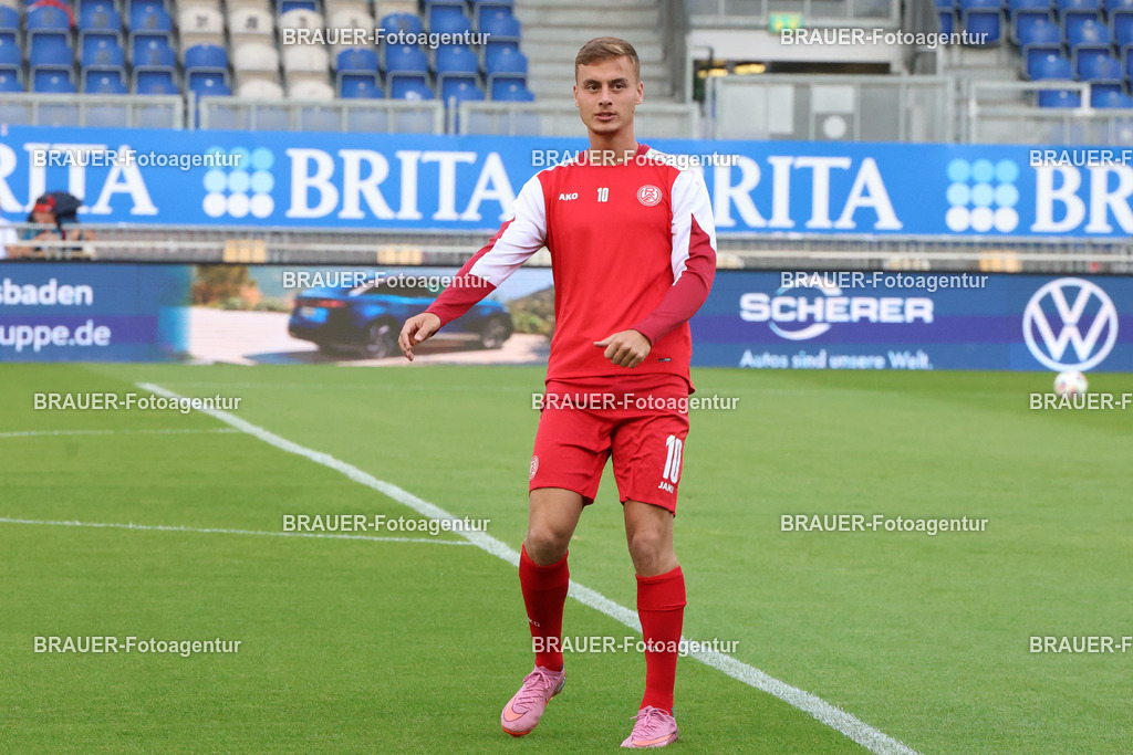 SV Wehen Wiesbaden - Rot-Weiss Essen | Wiesbaden, Deutschland, 22.08.2025Marvin Obuz  (Rot-Weiss Essen) wärmt sich aufwährend des drittliga Spiels zwischen SV Wehen Wiesbaden und Rot-Weiss Essen am 22.08.2025 in der BRITA-Arena in Wiesbaden. (Foto von Timo Bluhmki-Schmidt/Brauer Fotoagentur