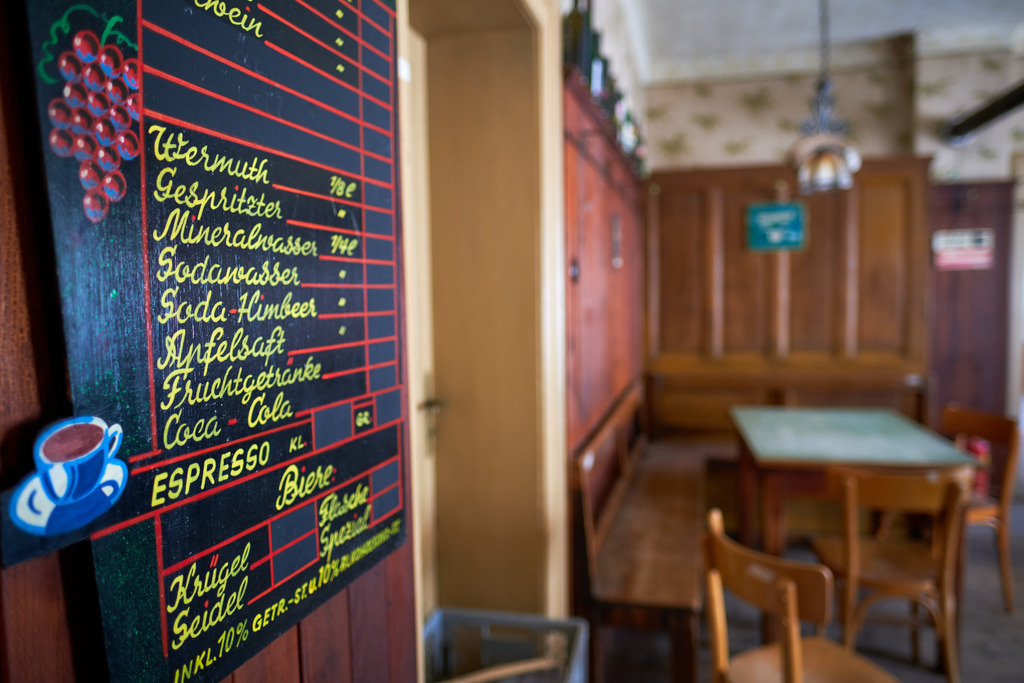 Innenraum einer leeren Gaststätte im Weinviertel | Austria - June 08, 2021: Innenraum einer leeren Gaststätte im Weinviertel; Tafel mit Getränkeangebot im Wirtshaus. - Realisiert mit Pictrs.com