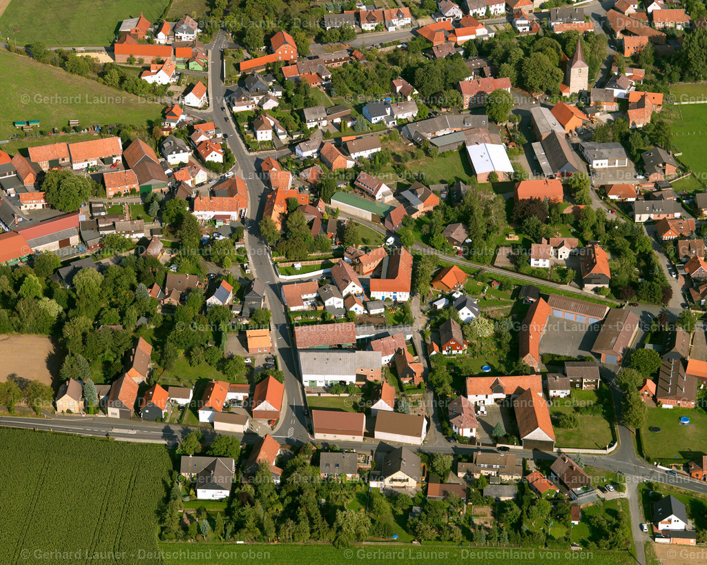 2638856 | LOCHTUM 23.08.2006 Landwirtschaftliche Nutzflächen und Feldgrenzen  umsäumen das Siedlungsgebiet des Dorfes in Lochtum im Bundesland Niedersachsen, Deutschland // Agricultural land and field boundaries surround the settlement area of the village  in Lochtum in the state Lower Saxony, Germany Foto: Gerhard Launer