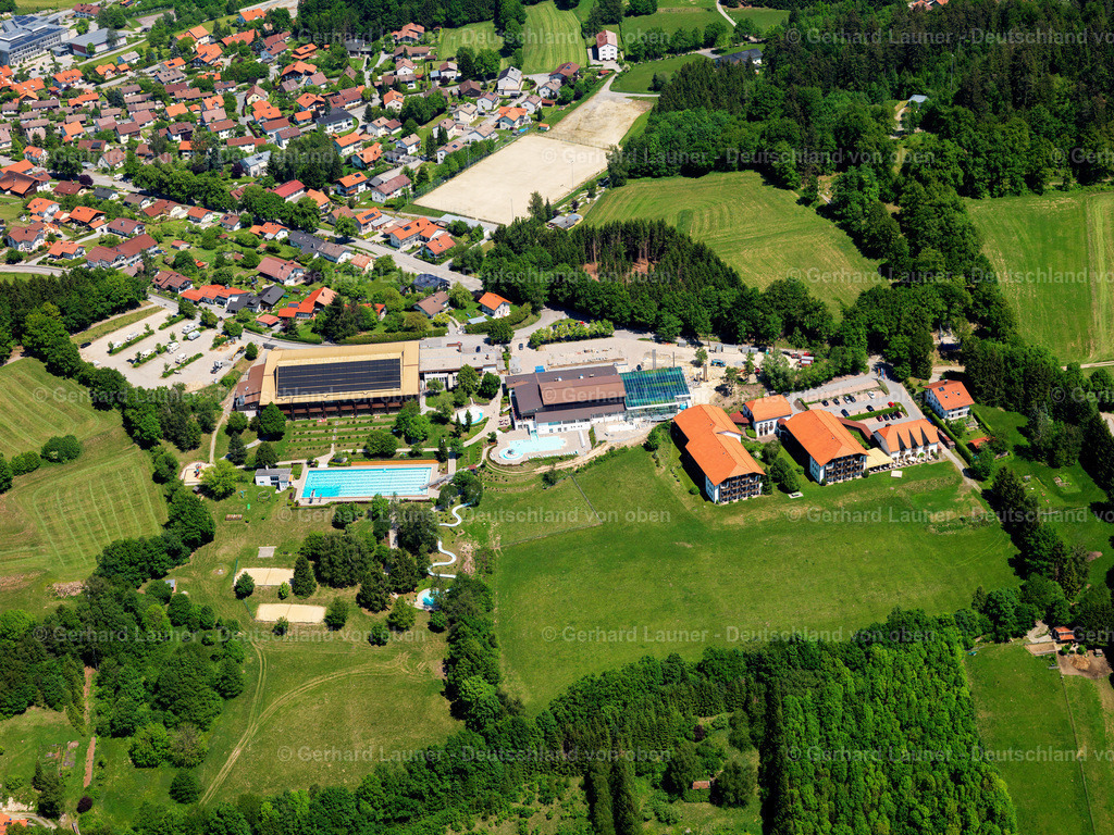 2724110 | WALDKIRCHEN 19.05.2007 Gehöft und Bauernhof- Nebengebäude am Rand von landwirtschaftlich genutzten Feldern  in Waldkirchen im Bundesland Bayern, Deutschland // Homestead and farm outbuildings on the edge of agricultural fields  in Waldkirchen in the state Bavaria, Germany Foto: Gerhard Launer