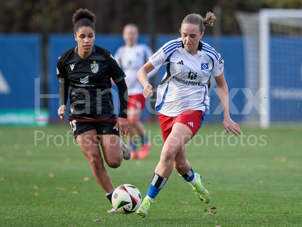 Fussball, DFB-Pokal Frauen, Hamburger SV - FC Carl Zeiss Jena | v.li.: Josephine Bonsu (FC Carl Zeiss Jena, 23) und Victoria Schulz (Hamburger SV, 19) im Zweikampf, Duell, Dynamik, Aktion, Action, Spielszene, DIE DFB-RICHTLINIEN UNTERSAGEN JEGLICHE NUTZUNG VON FOTOS ALS SEQUENZBILDER UND/ODER VIDEOÄHNLICHE FOTOSTRECKEN. DFB REGULATIONS PROHIBIT ANY USE OF PHOTOGRAPHS AS IMAGE SEQUENCES AND/OR QUASI-VIDEO.