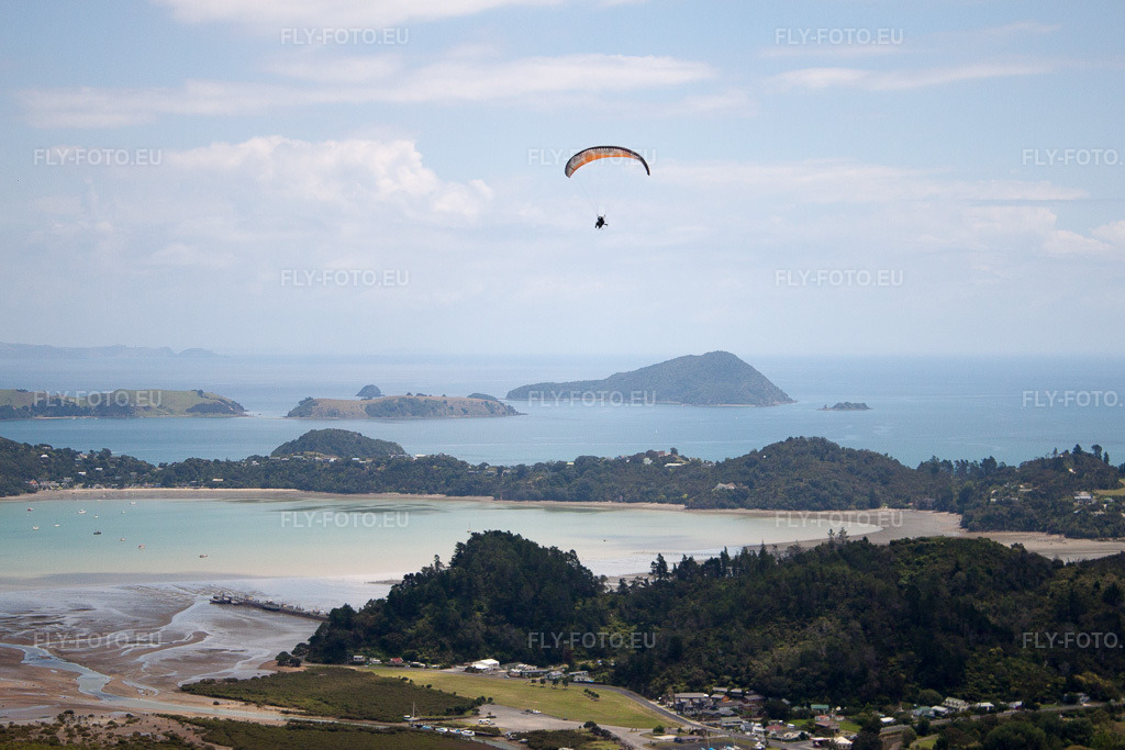 Vue aérienne: Vue de la ville à le quartier Wyuna Bay in Coromandel dans le département Waïkato, Nouvelle-Zélande. Photo: IMG_55614.jpg prise le 12/01/2013 par Werner Riehm/FLY-FOTO.euRésolution de l'original: 4443 x 2962 px