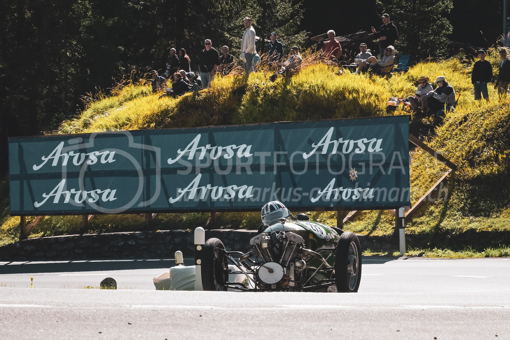 21. Arosa ClassicCar 2025 - 6. =September= 2025 | Kurt Kaufmann aus Neuenhof (SUI) in einem Threewheeler Morgan aus dem Jahre 1930 mit Startnummer 273 am Arosa ClassicCar 2025 in der Kategorie Classic Trophy..@arosaclassiccar, @arosa.official, #arosaclassiccar, #arosa, #76curves, #classiccarBild: Sportfotografie Markus Aeschimann | www.markus-aeschimann.ch - Realisiert mit Pictrs.com