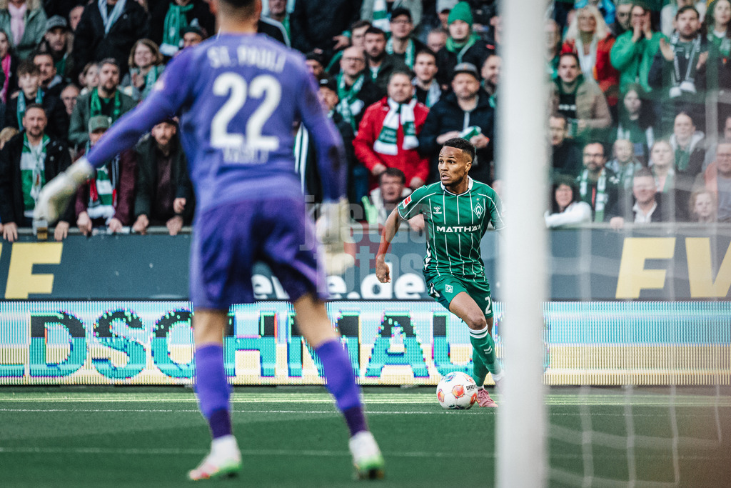 Fußball | Männer | Saison 2025/2026 | 1. Fußball-Bundesliga | 6. Spieltag | SV Werder Bremen vs. FC St. Pauli | 04.10.2025 | Felix Agu (#27, SV Werder Bremen) am Ball