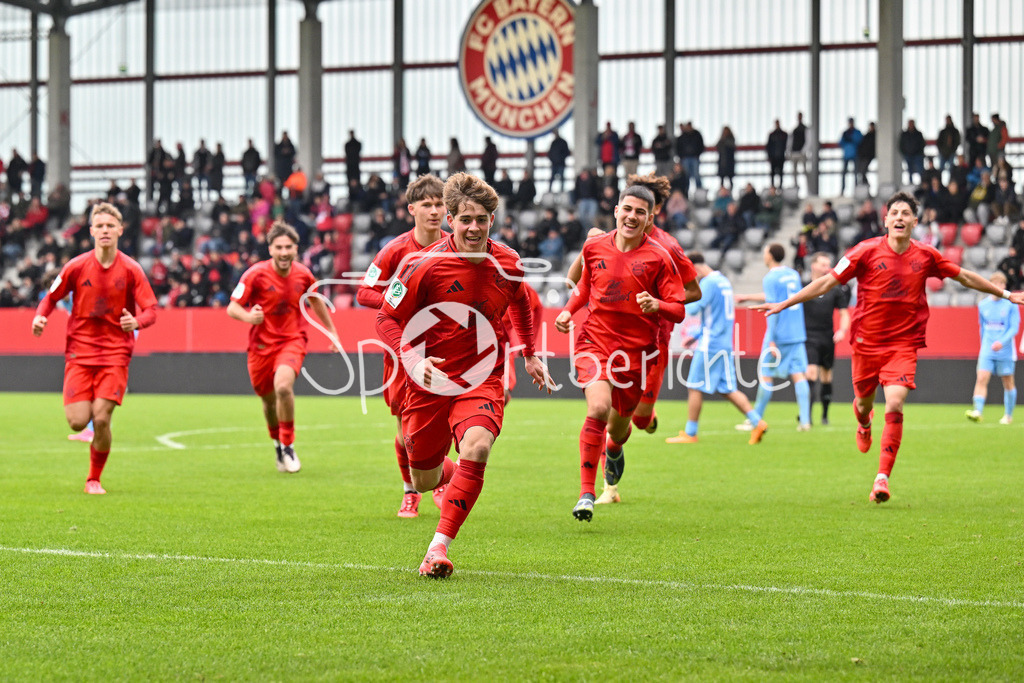 FC Bayern München U19 - TSV 1860 München U19 | Grenzenloser Jubel nach dem Treffer zum 2-1 fuer den FC BAyern durch Maximilian SCHUHBAUER (FC Bayern U19 #14) / Tor / Torschuetze / Freude / Happy / U19 DFB Nachwuchsliga: FC Bayern Muenchen U19 - TSV 1860 Muenchen U19, FC Bayern Campus am 02.11.2024
