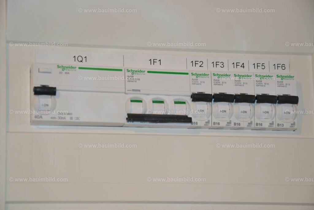 bib-lg17-elektroinstallation-0265 | Nach LV-Leistungsgruppen sortierte Detailfotos über den Bau eines Hauses. Alle Hausbau-Bilder direkt vom Urheber und Autor der Website Haus-Selber-Bauen.com
