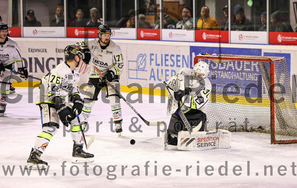 2024-03-01_040_TSV_Erding_gegen_ERSC_Amberg | Erding, Deutschland, 01.03.2024:
Eishockey, Bayernliga Playoffs 2023 / 2024, 5. Spieltag, TSV Erding gegen ERSC Amberg, Endergebnis: 9:0

Felix Feder (ERSC Amberg, #76), Andreas Pielmeier (ERSC Amberg, #72), Torwart Janik Engler (ERSC Amberg, #30)

Foto: Christian Riedel / fotografie-riedel.net