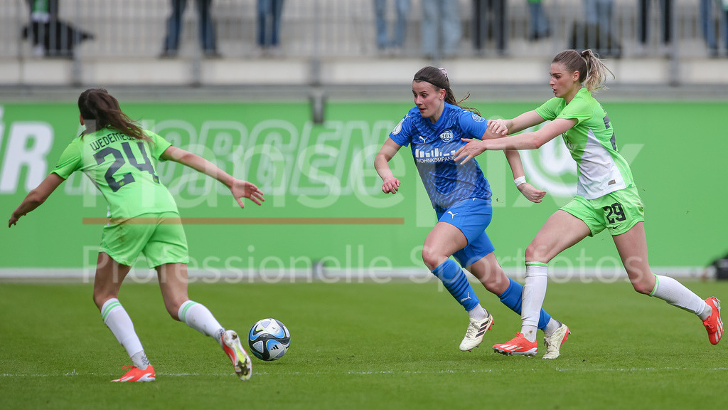 Fussball, DFB-Pokal Frauen, VfL Wolfsburg - SGS Essen | v.li.: Katharina Piljic (SGS Essen, 6) und Jule Brand (VfL Wolfsburg, 29) im Zweikampf, Duell, Dynamik, Aktion, Action, Spielszene, DIE DFB-RICHTLINIEN UNTERSAGEN JEGLICHE NUTZUNG VON FOTOS ALS SEQUENZBILDER UND/ODER VIDEOÄHNLICHE FOTOSTRECKEN. DFB REGULATIONS PROHIBIT ANY USE OF PHOTOGRAPHS AS IMAGE SEQUENCES AND/OR QUASI-VIDEO.