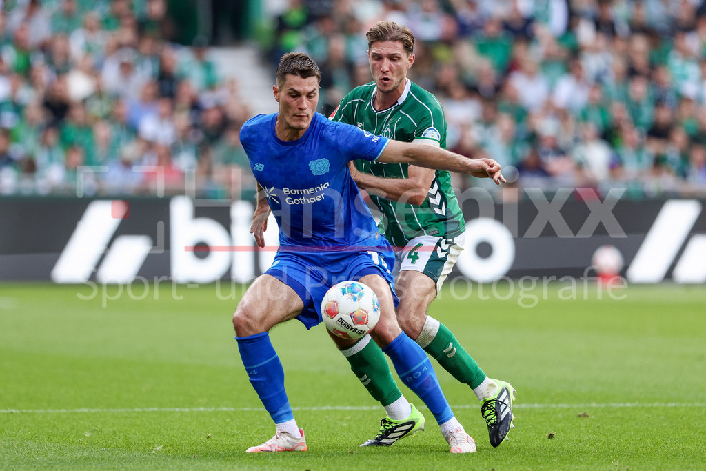 Fussball, Bundesliga, SV Werder Bremen - Bayer 04 Leverkusen | v.li.: Patrik Schick (Bayer 04 Leverkusen, 14) und Niklas Stark (SV Werder Bremen, 4) im Zweikampf, Duell, Dynamik, Aktion, Action, Spielszene, DIE DFL-RICHTLINIEN UNTERSAGEN JEGLICHE NUTZUNG VON FOTOS ALS SEQUENZBILDER UND/ODER VIDEOÄHNLICHE FOTOSTRECKEN. DFL REGULATIONS PROHIBIT ANY USE OF PHOTOGRAPHS AS IMAGE SEQUENCES AND/OR QUASI-VIDEO.