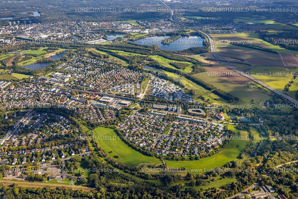 Duisburg241002478 | Luftbild, Wohngebiet Angerbogen, Am Alten Angerbach, halbkreisförmige Neubau-Wohnsiedlung, Gewerbegebiet mit Hotel Landhaus Milser, VBG-Bezirksverwaltung Duisburg, Xella International GmbH und Edeka E-Center Angerbogen, überdachter Bahnhof Angerbogen, hinten der Rahmer See und Golfplatz Golf and more, Huckingen, Duisburg, Ruhrgebiet, Nordrhein-Westfalen, Deutschland