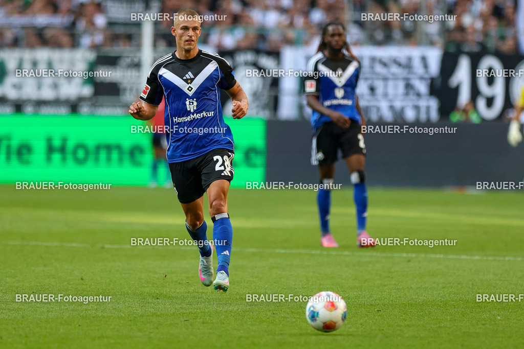 Borussia Mönchengladbach vs Hamburger SV - Bundesliga  | Mönchengladbach, Deutschland, 24.08.25:   Miro Muheim (Hamburger SV) in Aktion am Ball, Einzelaktion waehrend des Spiels der Bundesliga zwischen Borussia Mönchengladbach vs Hamburger SV im Stadion im Borussia Park(Foto von Brauer-Fotoagentur / Adrian Schlueter)