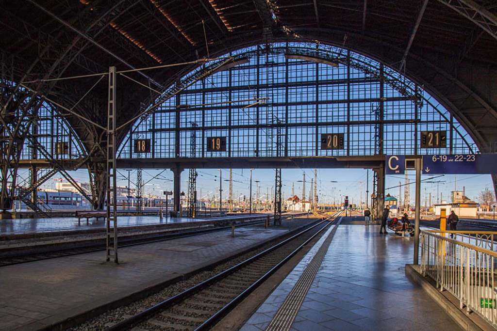 Hauptbahnhof - Bahnsteige | Entdecke über 20 Kategorien Leipzig-Motive: Foto-Downloads, hochwertige Poster, Leinwand- & Fine-Art-Prints. Jetzt Lieblingsfoto im Bildlexikon Leipzig Shop bestellen!