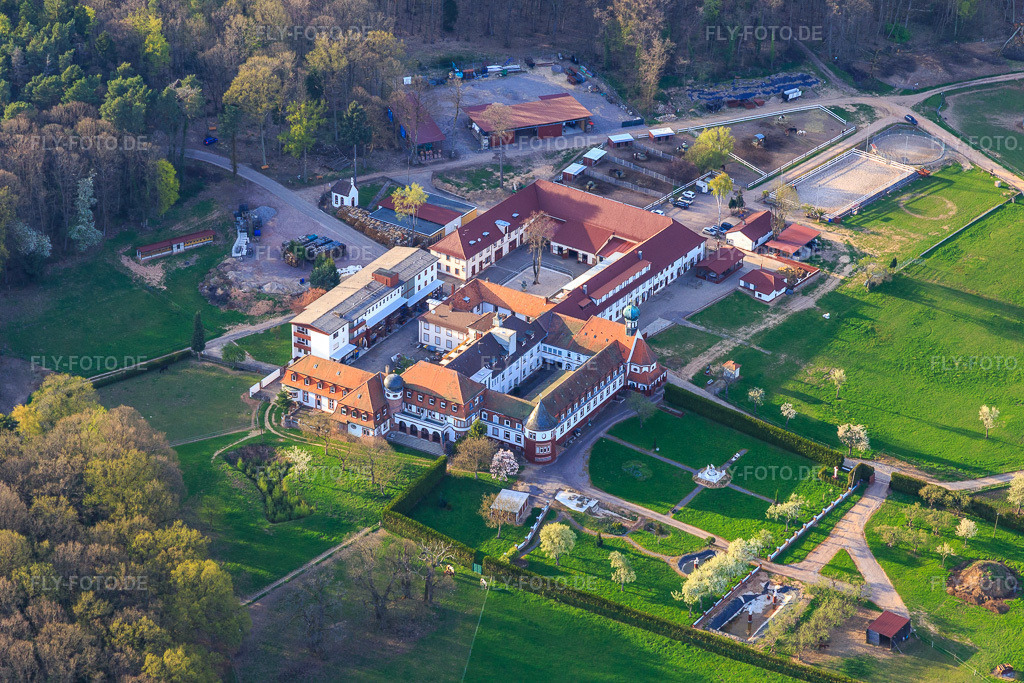 Luftbild: Pferdepension im Kloster Liebfrauenberg im Frühjahr in Bad Bergzabern im Bundesland Rheinland-Pfalz in Deutschland. Foto: IMG_106553.jpg vom 17.04.2018 durch Werner Riehm/FLY-FOTO.de