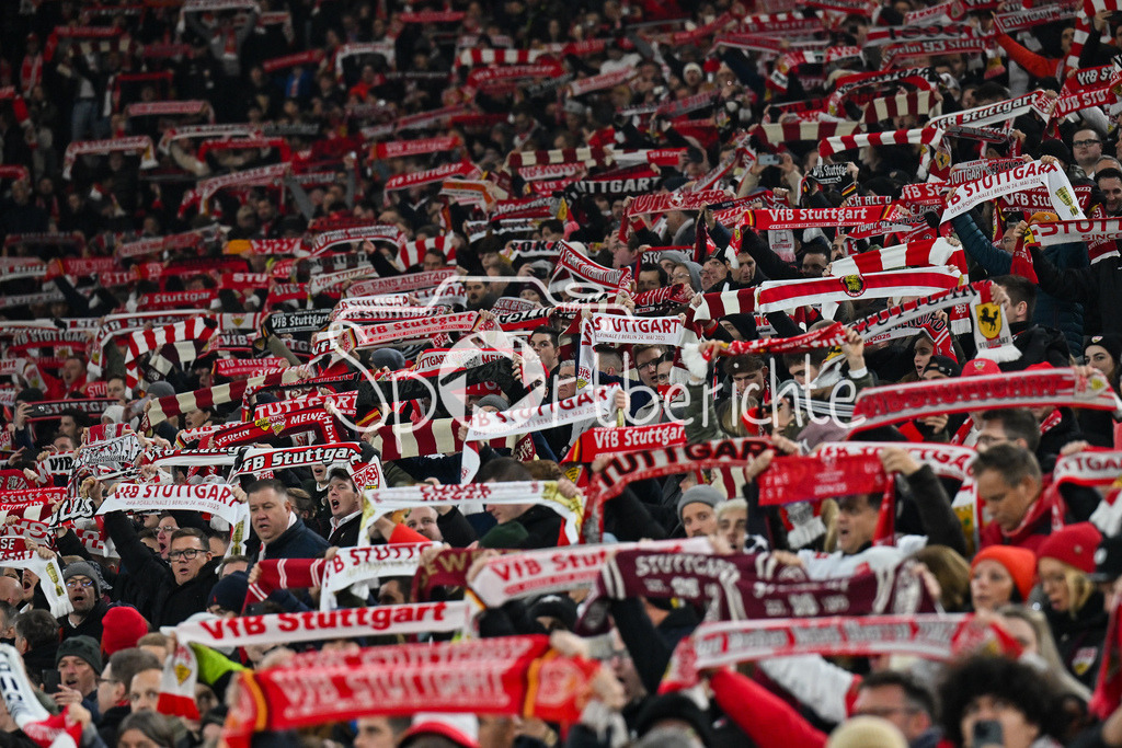 VfB Stuttgart - Feyenoord Rotterdam | STUTTGART, DEUTSCHLAND - 6. NOVEMBER: Fans des VfB Stuttgart zeigen vor der Partie ihren Schal / Symbolbild vor dem Ligaspiel zwischen dem VfB Stuttgart und Feyenoord Rotterdam am 4. Spieltag der Europa League in der MHP-Arena am 06.11.2025