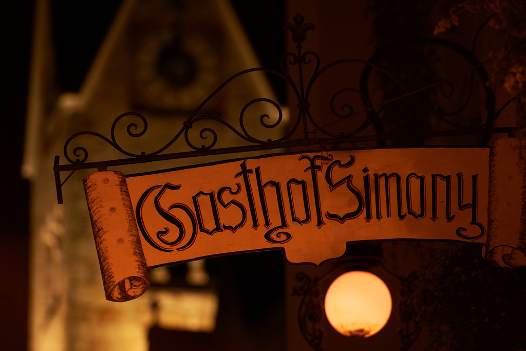 Gasthof Simony Schild vor dem Eingang | Hallstatt, Austria - October 16, 2018: Gasthof Simony Schild vor dem Eingang, im Hintergrund der Kirchturm; Nachtaufnahme. - Realisiert mit Pictrs.com