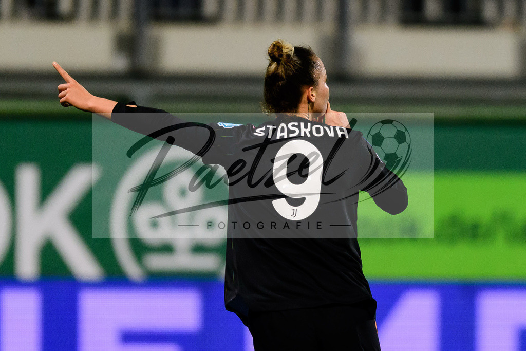 WOBJUV20211118_060 | Fussball, Frauen: Andrea Staskova (Juventus FC) Torjubel, jubelt nach ihrem Treffer zum 0:2 bei dem Spiel der UEFA Women´s Champions League zwischen VfL Wolfsburg und Juventus Turin im AOK-Stadion am 18.11.2021 in Wolfsburg, Deutschland. - Realisiert mit Pictrs.com