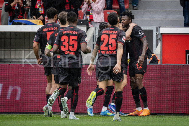 German Bundesliga, Bayer 04 Leverkusen vs. VfL Wolfsburg, 04.04.2026 | LEVERKUSEN, GERMANY - APRIL 4, 2026 :  Edmond Tapsoba (Bayer 04 Leverkusen, 12) celebrates scoring his team's fourth goal with teammates (4:3) during the German Bundesliga match on gameday 28 between Bayer 04 Leverkusen vs. VfL Wolfsburg at BayArena on April 4, 2026 in Leverkusen, Germany. DFL REGULATIONS PROHIBIT ANY USE OF PHOTOGRAPHS AS IMAGE SEQUENCES AND/OR QUASI-VIDEO.