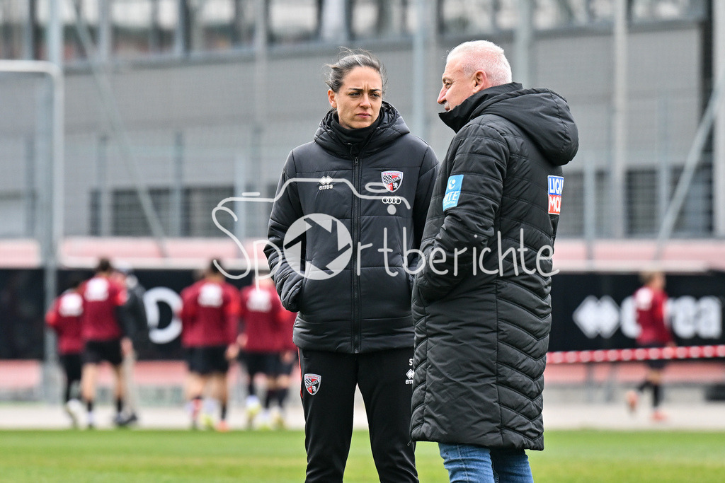 FC Ingolstadt - SSV Ulm 1846 Fussball  | INGOLSTADT, GERMANY - 25. MAERZ: im Bild Sabrina WITTMANN Trainerin FC Ingolstadt im Gespräch mit Pavel DOTCHEV Trainer SSV Ulm vor dem Testspiel zwischen dem FC Ingolstadt und dem SSV Ulm 1846 Fussball auf Platz 4 am Audi Sportpark