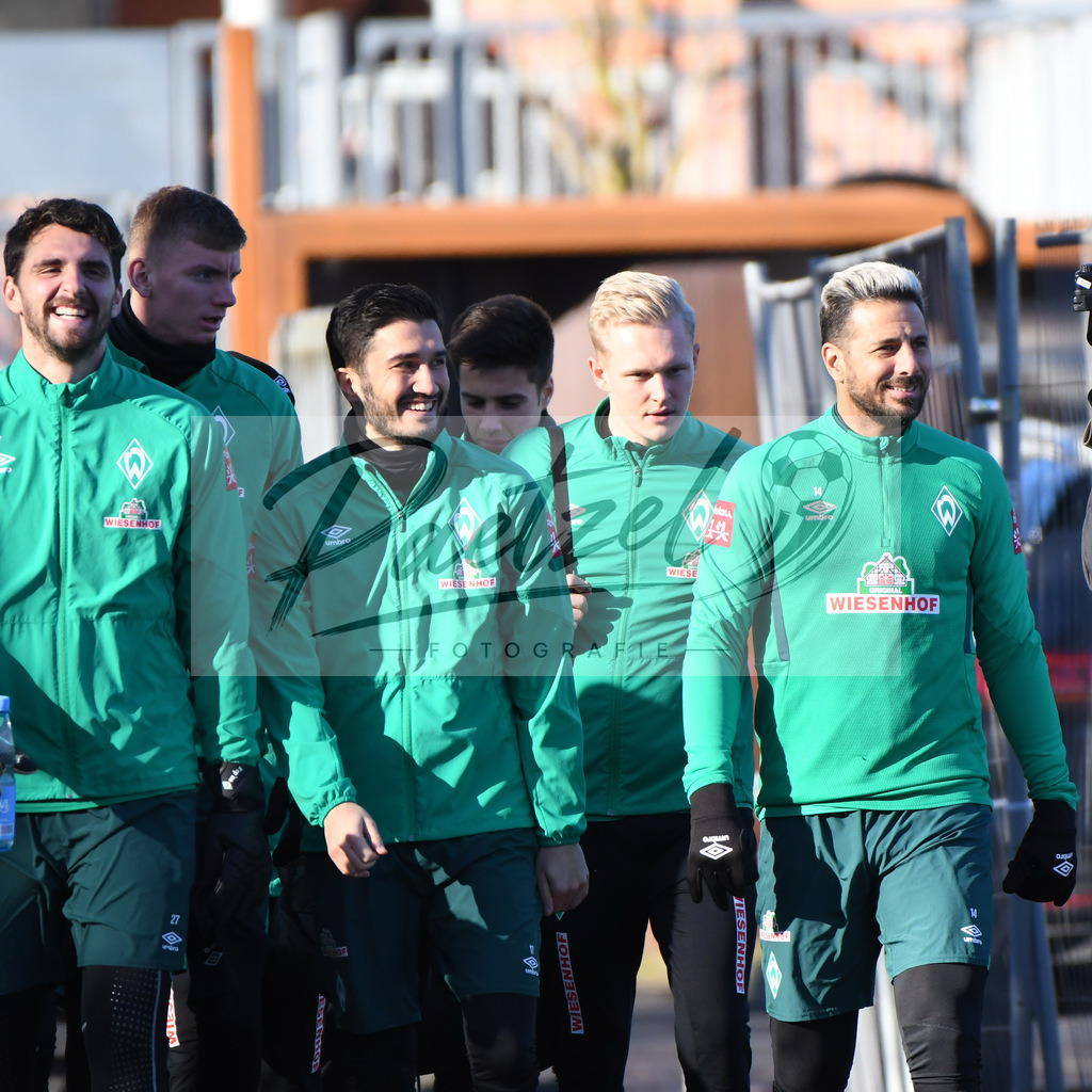 20200205_TRASVW_0008 | Fußball, Herren: Stefanos Kapino (SV Werder Bremen), Nuri Sahin (SV Werder Bremen), Julian Rickmann (SV Werder Bremen II) und Claudio Pizarro (SV Werder Bremen) schauen waehrend der Trainingseinheit des SV Werder Bremen im Wohninvest Weserstadion am 05.02.2020 in Bremen, Deutschland. - Realisiert mit Pictrs.com