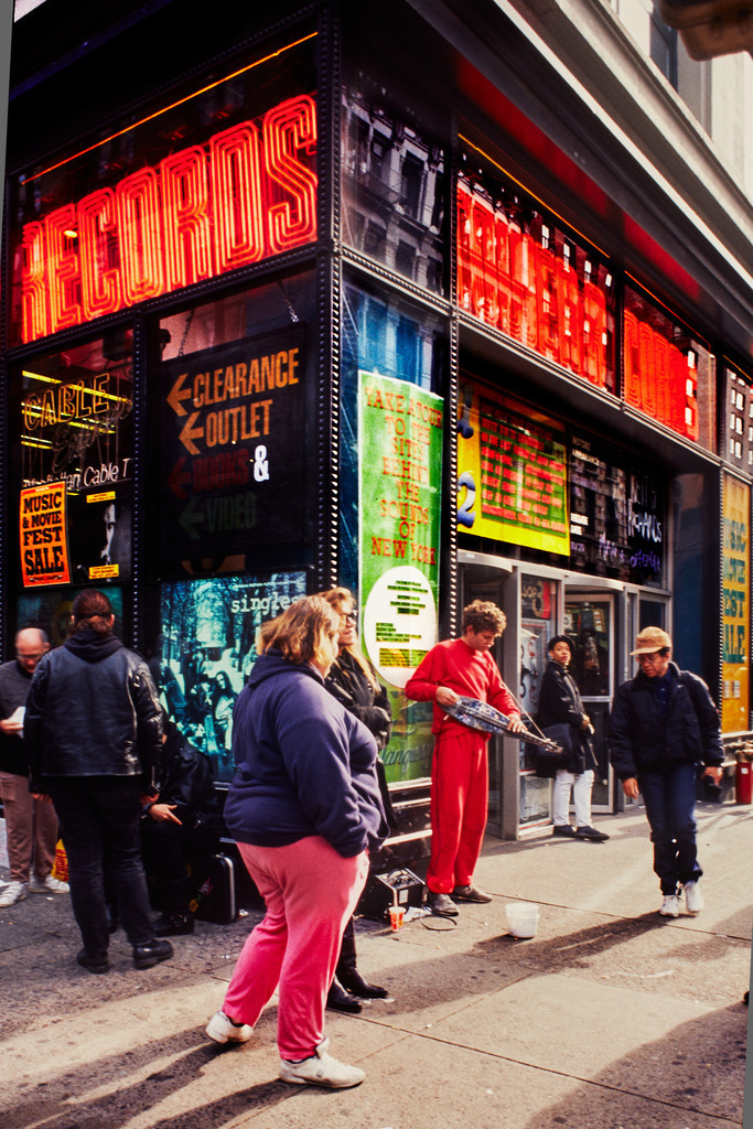 05USA_NYC_Strassenszene_Okt1992_8090 | Beegebilder online. 
BIldarchiv von Beege Fotodesign mit ausgewählten Werken, die sich besonders gut für die Dekoration Ihrer Räume oder Wände eignen. 