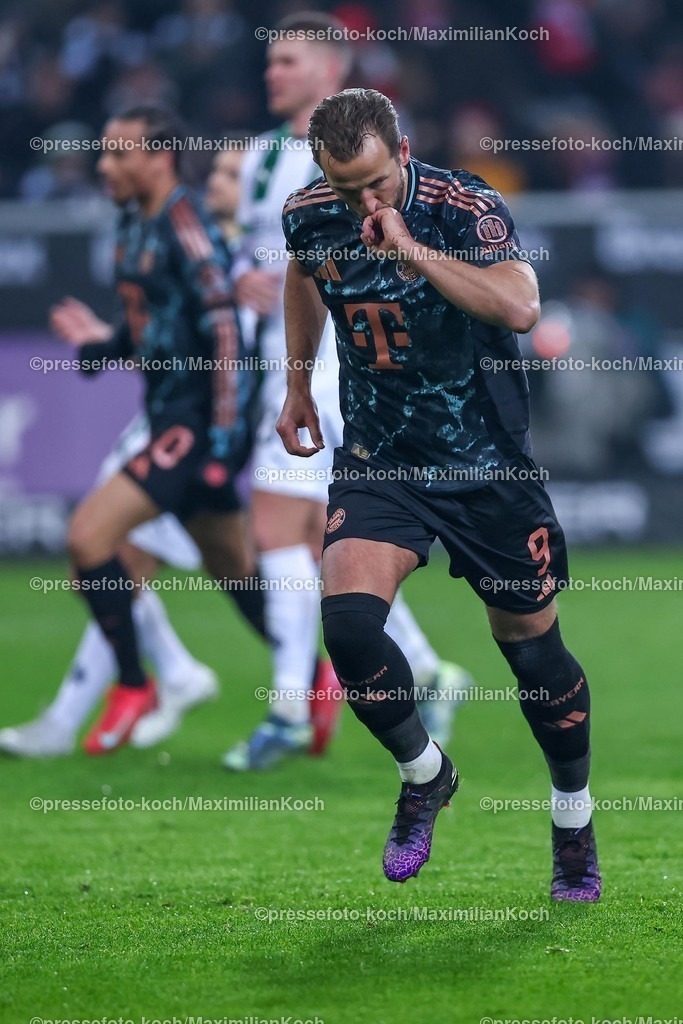 BMG11012501082 | 11.01.2025, Fußball, Borussia Mönchengladbach - FC Bayern München, 1. Fußball Bundesliga, Borussia-Park, Saison 2024 2025: Torjubel nach dem 1:0 durch Elfmeter von Torschütze Harry Kane (Bayern #9)DFB regulations prohibit any use of photographs as image sequences and or quasi-video.