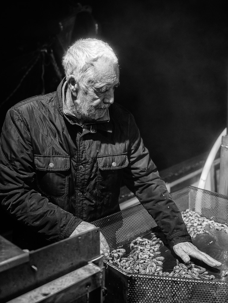 Kapitän Fritz Ronnebeck auf dem Krabbenkutter Annemarie © Holger Rüdel | Der Online-Shop von Holger Rüdel. Ausgewählte Fotografien als FineArt-Prints bestellen: Bildreportagen, Landschaften, Wildlife, History, Infrarot-Motive in Schwarzweiß und Verschiedenes.  - Realisiert mit Pictrs.com