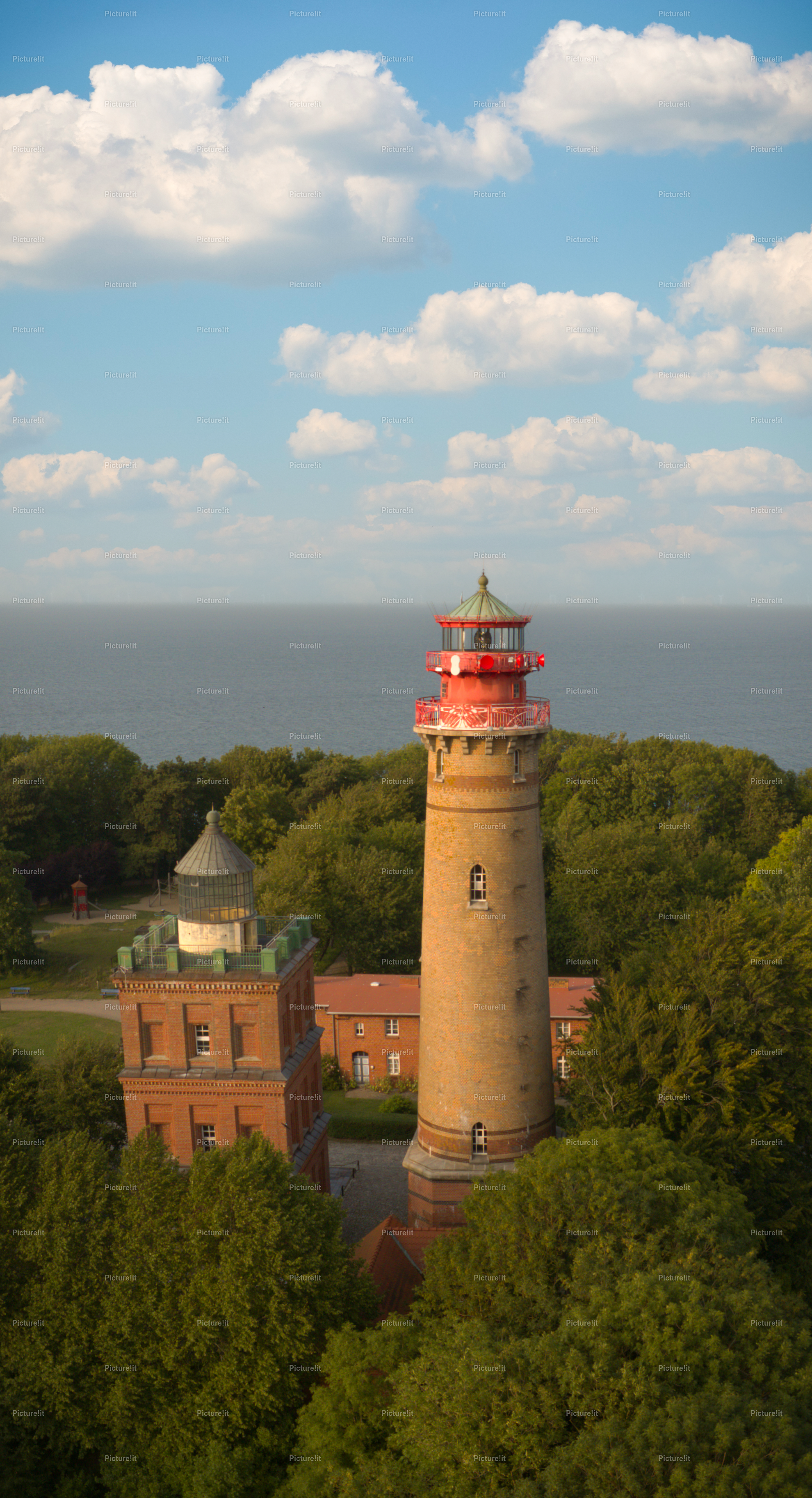 Leuchtturm Arkona | Am nördlichsten Punkt der Insel Rügen erhebt sich der große Leuchtturm von Kap Arkona wie ein stiller Wächter über die Ostsee. Sein heller, runder Bau strahlt Eleganz und Beständigkeit aus, während er hoch über den steilen Klippen thront. Seit mehr als einem Jahrhundert weist er den Schiffen den sicheren Weg, doch heute zieht er Besucher mit seiner beeindruckenden Aussicht und seiner einzigartigen Atmosphäre an. Wer hier oben steht, spürt die Weite des Meeres, die Kraft des Windes und die besondere Magie dieses historischen Ortes. - Realisiert mit Pictrs.com