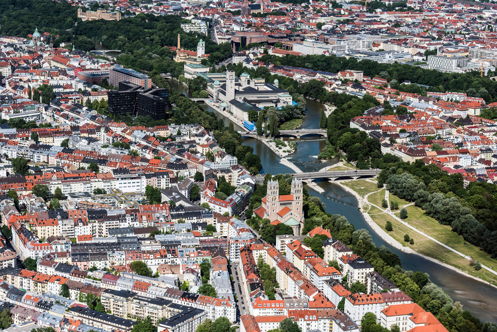 dr__0019467.jpg | MüNCHEN 04.07.2017 Das Deutsche Museum auf der Museumsinsel, das Patentamt, die St.Maximilian Kirche, der Gasteig und das Maximilianeum in München im Bundesland Bayern. // The German Museum on Museum Island, the Patent Office, the St.Maximilian Church, the Gasteig and the Maximilianeum in Munich in Bavaria. Foto: Daniel Reiter
