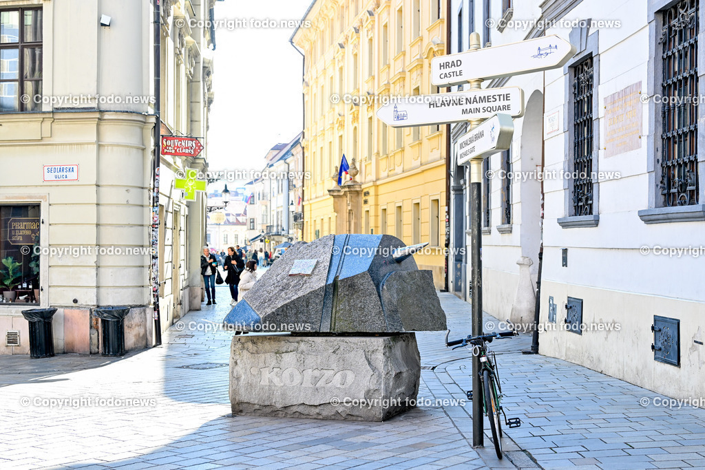 Slowakei_ Bratislavsky kraj_ Bratislava_ 08.10.2024-72 | 08.10.2024, Slowakei, SVK, Bratislavsky kraj, Bratislava, im Bild Bratislava, Stadtansichten, Gebauede, Sehenswurdigkeiten, Tourismus, Touristen, Cafe, Denkmal, Strasse, Donau, Bruecke, Schiff, Burg, Hrad, Ufo, Restaurant, Souvenier, Menschen, Bahnhof, Zug, Hauptstadt