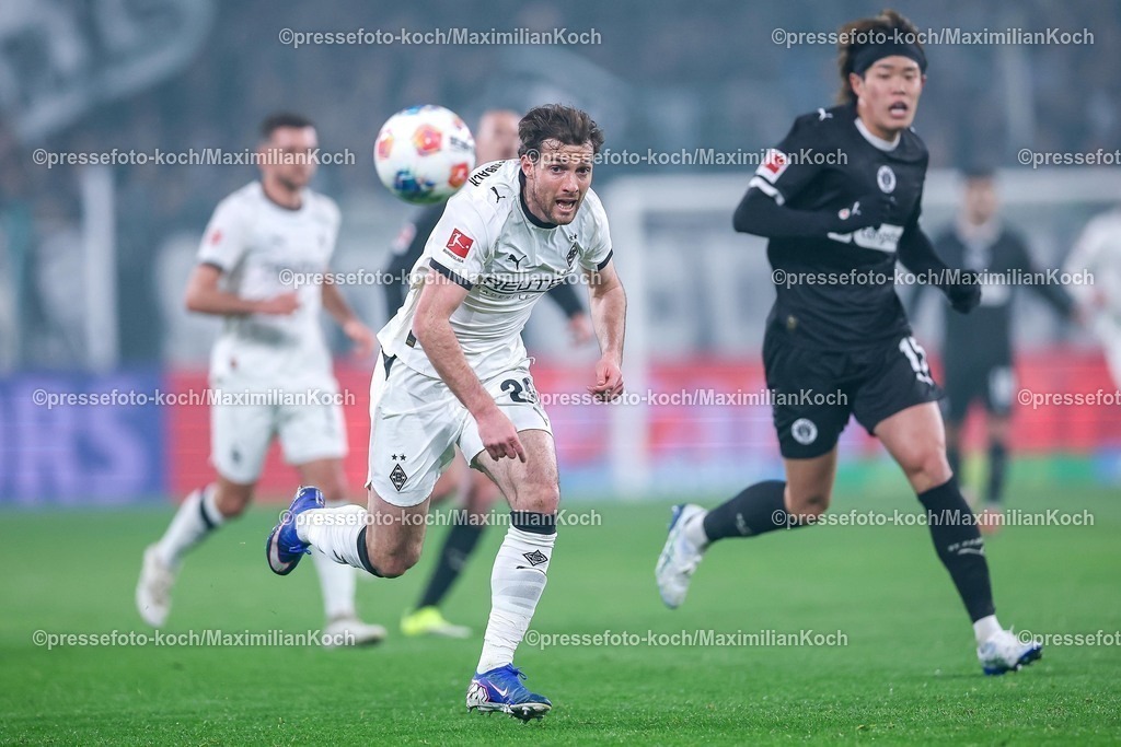BMG13032601018 | 13.03.2026, Fußball, Borussia Mönchengladbach - FC St. Pauli, 1. Fußball Bundesliga, 26.Spieltag, Borussia-Park, Saison 2025 2026: Joe Scally&nbsp;(Borussia Mönchengladbach #29) im Zweikampf gegen  Tomoya Ando (FC St. Pauli #15)  DFB regulations prohibit any use of photographs as image sequences and or quasi-video.