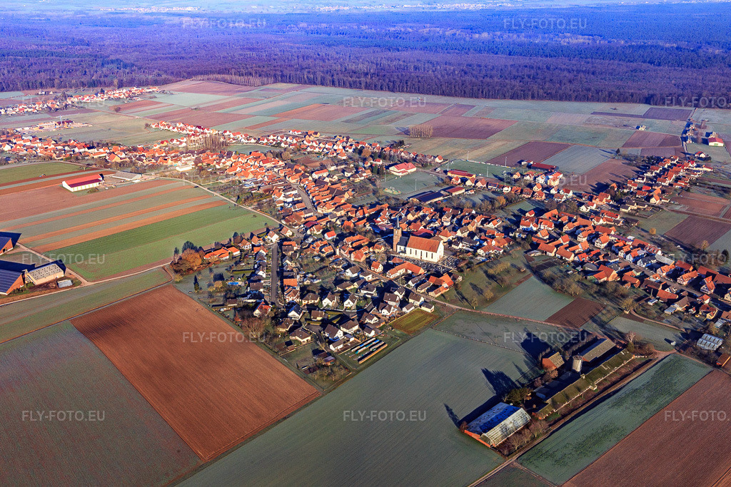 Vue aérienne: Dormit avec l'église Saint-Barthélemy de Schleithal du sud-est à Schleithal dans le département Bas Rhin, France – .Photo: IMG_124073.jpg prise le 11/01/2021 par Werner Riehm/FLY-FOTO.eu – Résolution de l'original: 5472 x 3648 px