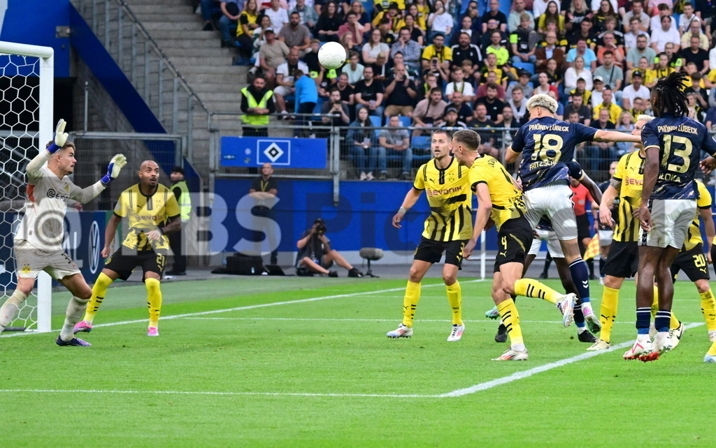 KBS Picture_PhoenixLuebeck-BorDortmund_094 | Fritzsche Leander (Phoenix Luebeck) koepft den Ball gegen die Latte und Meyer Alexander (Borussia Dortmund) und sein Team schauen zu ,Sportplatz :  Volksparkstadion, - Realisiert mit Pictrs.com
