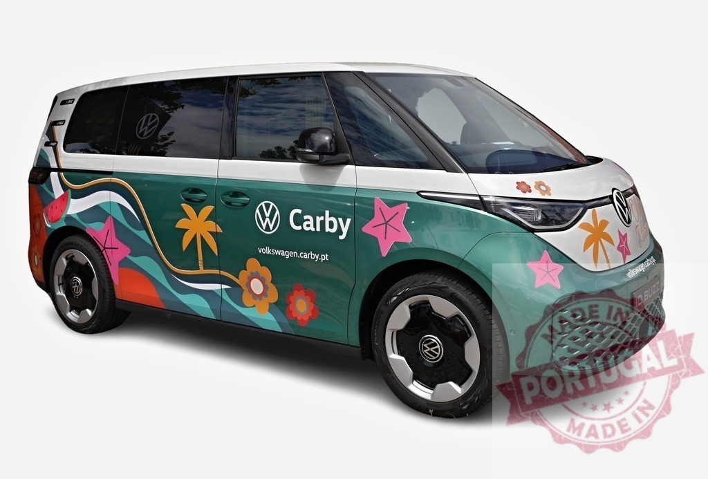 Volkswagen ID Buzz Carby showing summer decoration promoting holidays in Portugal | Volkswagen ID Buzz Carby with summery decoration promoting holidays in Portugal, offering sustainable and stylish travel - Realisiert mit Pictrs.com