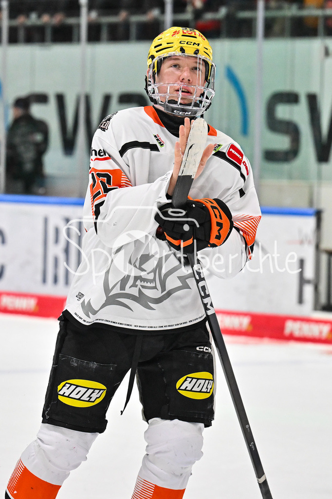 Augsburger Panther - Löwen Frankfurt | AUGSBURG, GERMANY - 16. JANUARY: im Bild Timo KOSE (Löwen Frankufrt 22) mit hängendem Kopf nach dem Match zwischen den Augsburger Panthern und den Löwen Frankfurt am 40. Spieltag der penny DEL im Curt Frenzel Stadion