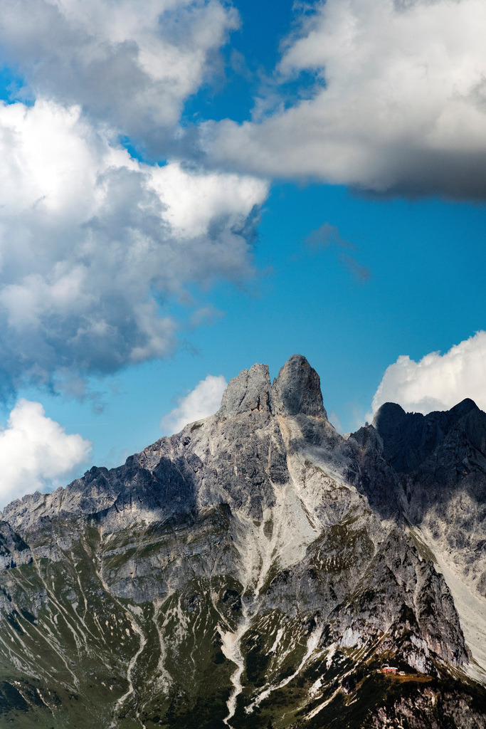 dr__0077284.jpg | WARTER 06.09.2021 Felsen- Massiv und Berglandschaft im westlichen Teil des Dachsteingebirges mit den Gipfeln der Bischofsmütze in Warter in Salzburg, Österreich. // Rock and mountain landscape in westlichen Teil of Dachsteingebirges with den Gipfeln of Bischofsmuetze in Warter in Salzburg, Austria. Foto: Daniel Reiter