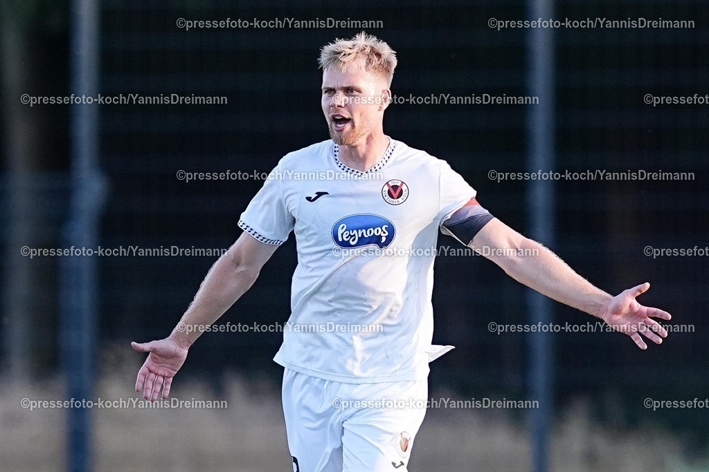 xYDR04072501076 | 04.07.2025, xydrx, Fußball, FC Viktoria Köln - SC Wiedenbrück, Testspiel, Trainingsplatz Pohlstadtsweg: Lars Dietz (Viktoria Köln #2)