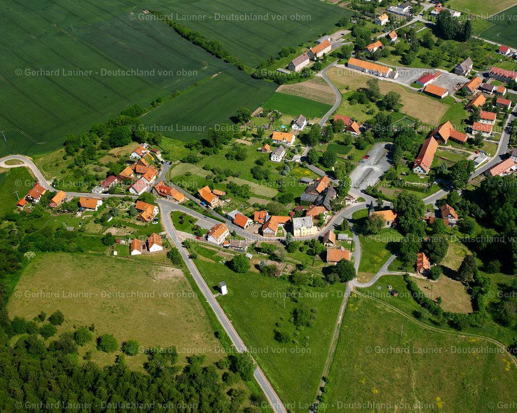 2634058 | Bornhagen 09.06.2006 Landwirtschaftliche Nutzflächen und Feldgrenzen  umsäumen das Siedlungsgebiet des Dorfes in Rimbach im Bundesland Thüringen, Deutschland // Agricultural land and field boundaries surround the settlement area of the village  in Rimbach in the state Thuringia, Germany Foto: Gerhard Launer