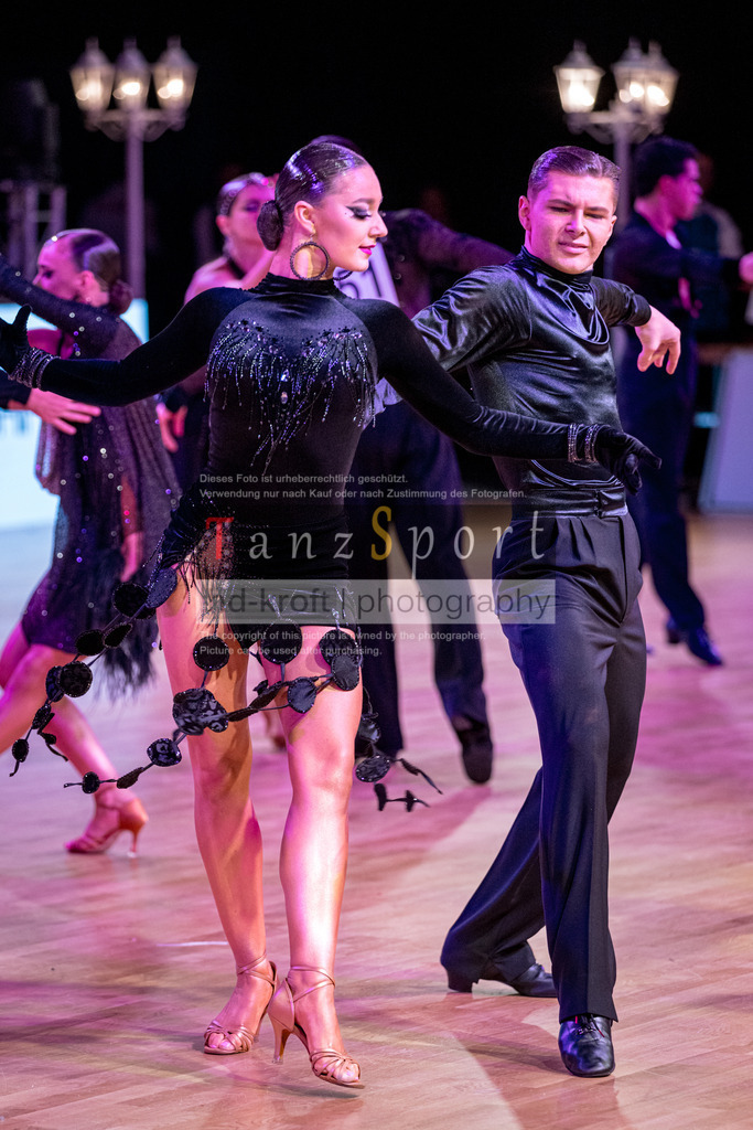 20251213_Baltic-GP_1549-2 | Tanzsportbilder, Standardtanz, Lateintanz, WDSF, DTV, LTVB, dancecomp, goc, hessen tanzt, blaues band der spree, walzer, tango, wiener walzer, slowfox, quickstepp, samba, rumba, cha-cha-cha, paso doble. jive, hd-kroft photography, turniertanzsport