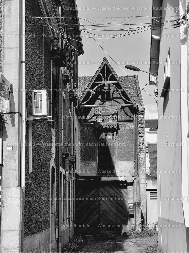 ein Altbau in Lourdes | online Fotogalerie mit schwarz-weiß Fotografien und Shop für zeitlose  Poster und Leinwände in stilvollem schwarz weiß  - Realisiert mit Pictrs.com