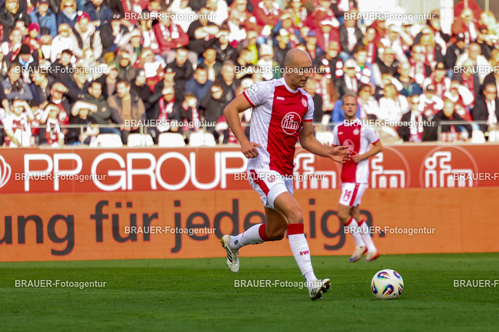 Rot-Weiss Essen - Viktoria Köln - 3.Liga | Essen, Deutschland, 18.10.2025 Tobias Kraulich  (Rot-Weiss Essen) Einzelaktion  während des 3.Liga Spiels zwischen Rot-Weiss Essen- Viktoria Köln im Stadion an der Hafenstraße am 01.08.2025 in Essen. (Foto von Timo Bluhmki-Schmidt/ Brauer Fotoagentur