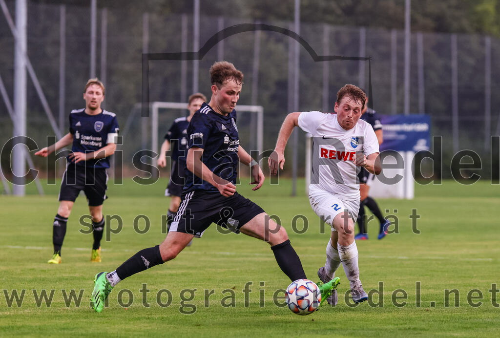 2023-07-28_099_FC_Eitting_gegen_FC_Moosburg | Eitting, Deutschland, 28.07.2023:
Fußball, Kreisliga 2023 / 2024, 1. Spieltag, FC Eitting gegen FC Moosburg, Endergebnis: 1:1

Maximilian Denteler (FC Moosburg, #17), Fabian Neudecker (FC Eitting, #2)

Foto: Christian Riedel / fotografie-riedel.net