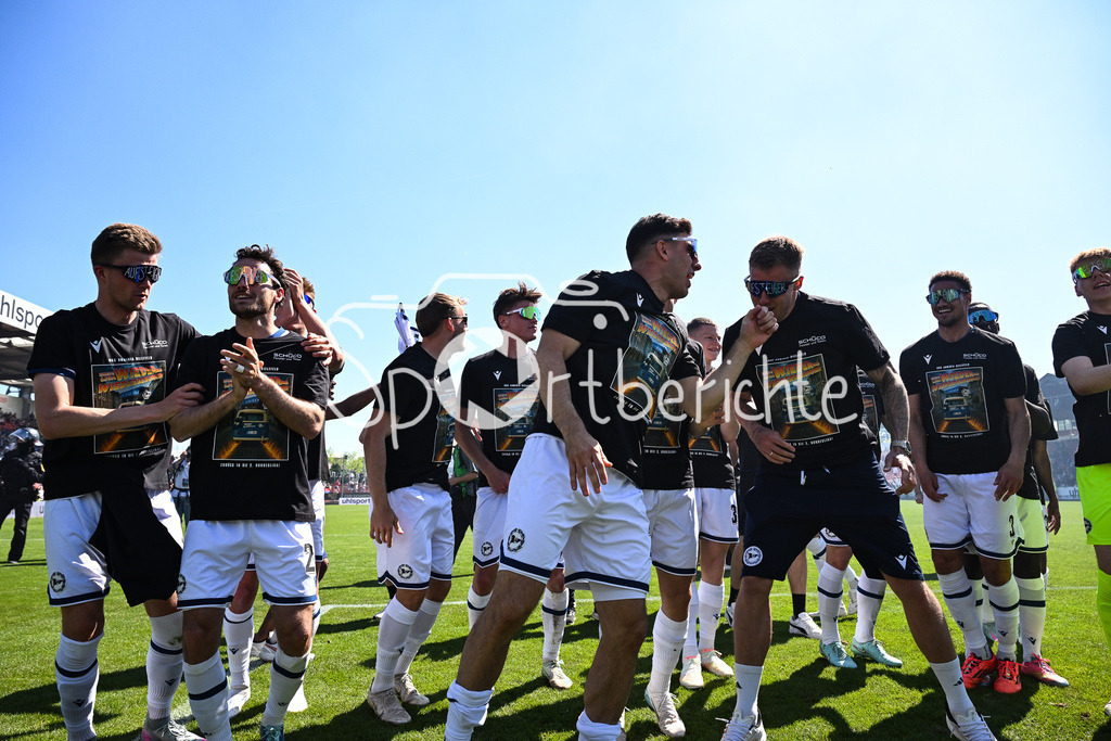 SpVgg Unterhaching - Arminia Bielefeld | die Mannschaft aus Bielefeld feiert zusammen mit den Fans dein Sieg und den Aufstieg in Unterhaching / Bierdursche / Bier / Freude / Happy / Gluecklich / 3. Liga: SpVgg Unterhaching - Arminia Bielefeld, Uhlsport Park am 11.05.2025