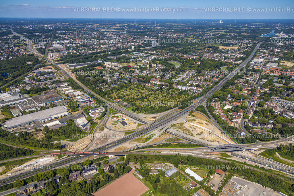 Herne240803511 | Luftbild, Großbaustelle Autobahnkreuz Herne, Autobahn A42 und Autobahn A43, D-Zug Güterzug auf der Eisenbahnbrücke, Nordfriedhof und Wohngebiet Ortsansicht Baukau mit Fernsicht, Baukau-West, Herne, Ruhrgebiet, Nordrhein-Westfalen, Deutschland