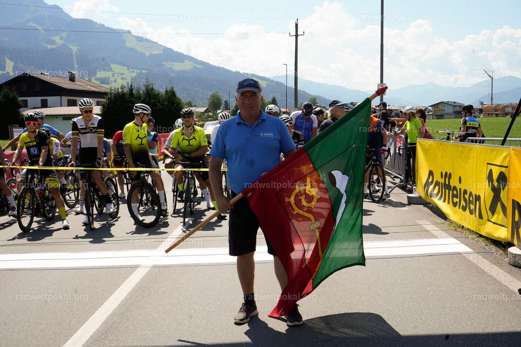 223_20230817_Bewerb_Maenner_Muehlanger | AUT - OESTERREICH, 2023-08-16: SPORT RENNRAD-FAHREN - 55. INTERNATIONALER RADWELTPOKAL IN ST. JOHANN IN TIROL  - Vintage-Radrennen mit WM-Bronze-Medaillen-Siegerin Christina Schweinberger, den Teilnehmer und Alexander Baumann (vom Orginastions-Team) - TAG 2 BEWERB MAENNER IN SECHS GRUPPEN  ; Foto: Roland Muehlanger